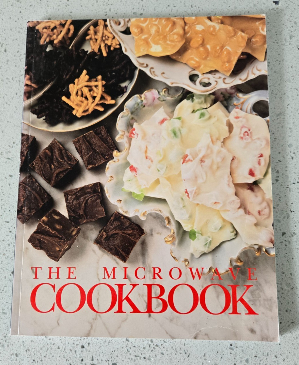 GE Microwave Cookbook 1998 – Very Good Condition – Soft Cover – 126 pages